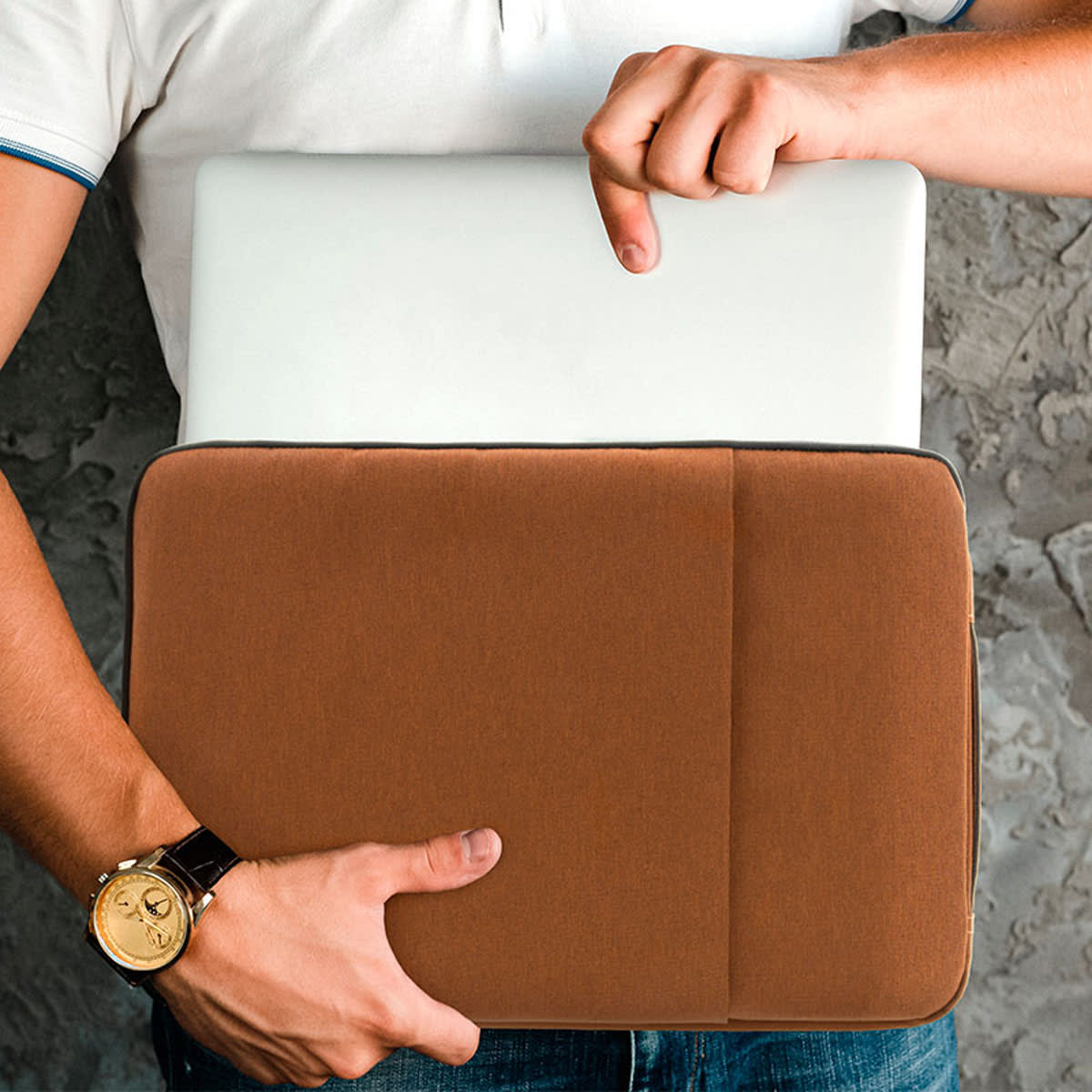 FUNDA PARA LAPTOP KLIPXTREME SQUAREPRO MARRON 15.6'' (KNS-420BR)3