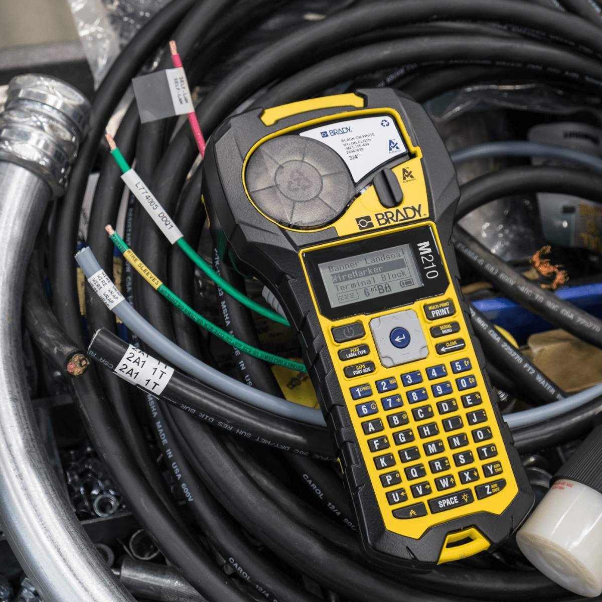 ETIQUETADORA DE MANO BRADY M210 - PORTÁTIL (M210) (NT1)2