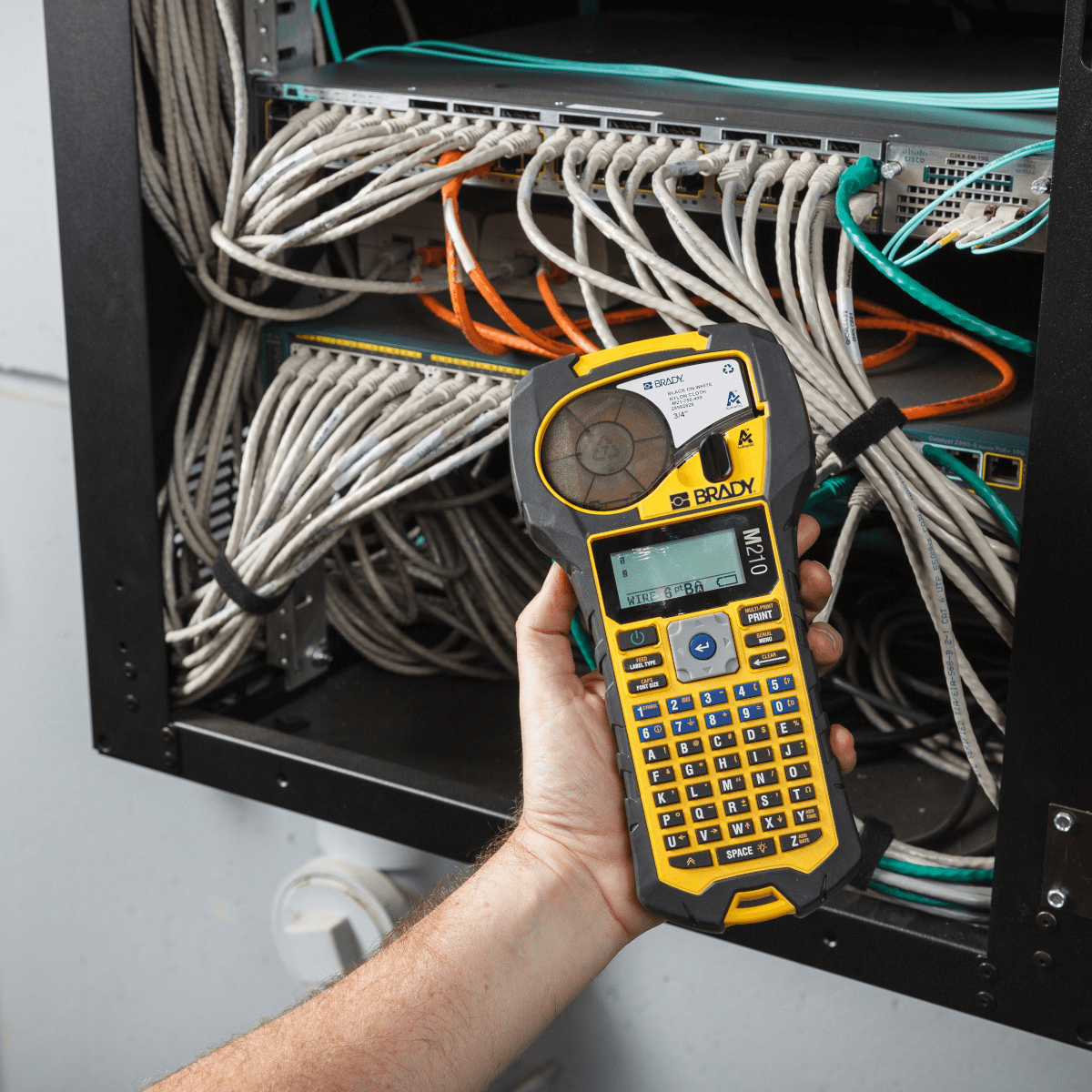 ETIQUETADORA DE MANO BRADY M210 - PORTÁTIL (M210) (NT1)4