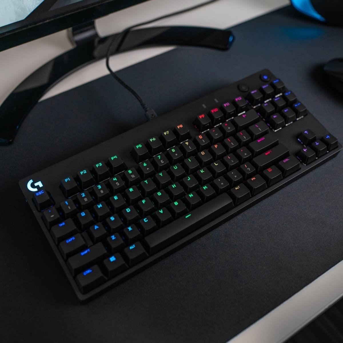 TECLADO LOGITECH PRO KEYBOARD RGB USB BLACK US (920-009388) NT86