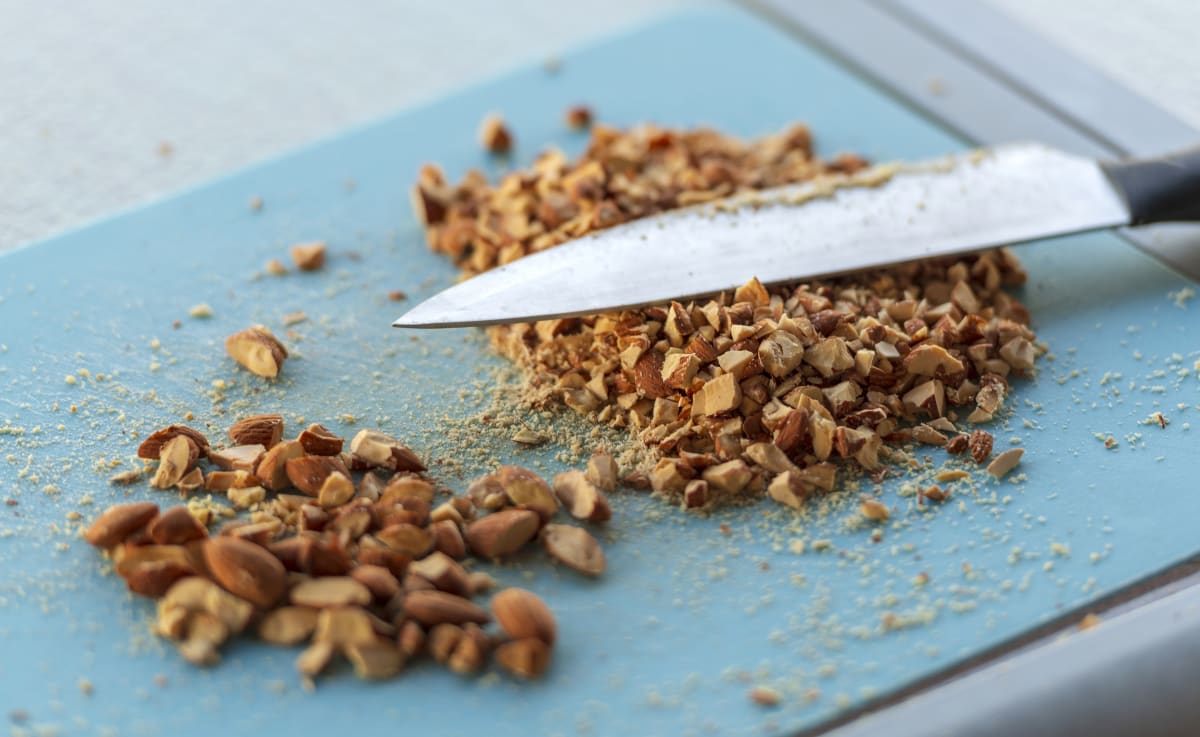 ALMENDRAS EN CUBO CON PIEL TOSTADA 100G1