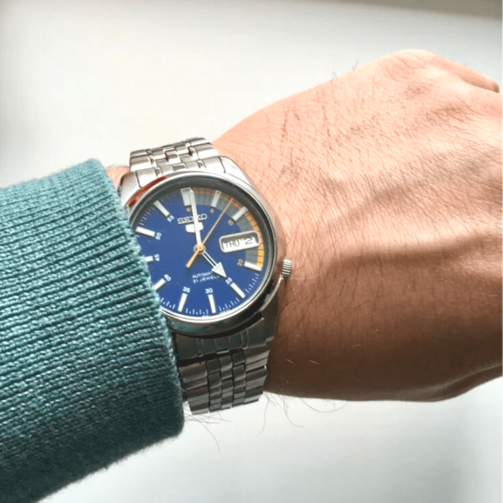 Seiko SNK375K1 Orologio Analogico Uomo - Automatico, Cassa Acciaio, Quadrante Nero, Cinturino Grigio, 3 Bar