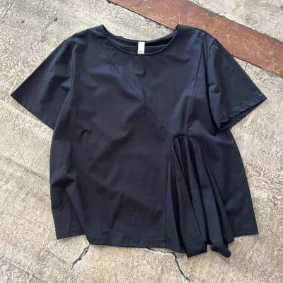 POLERA CORTES ABANICOS