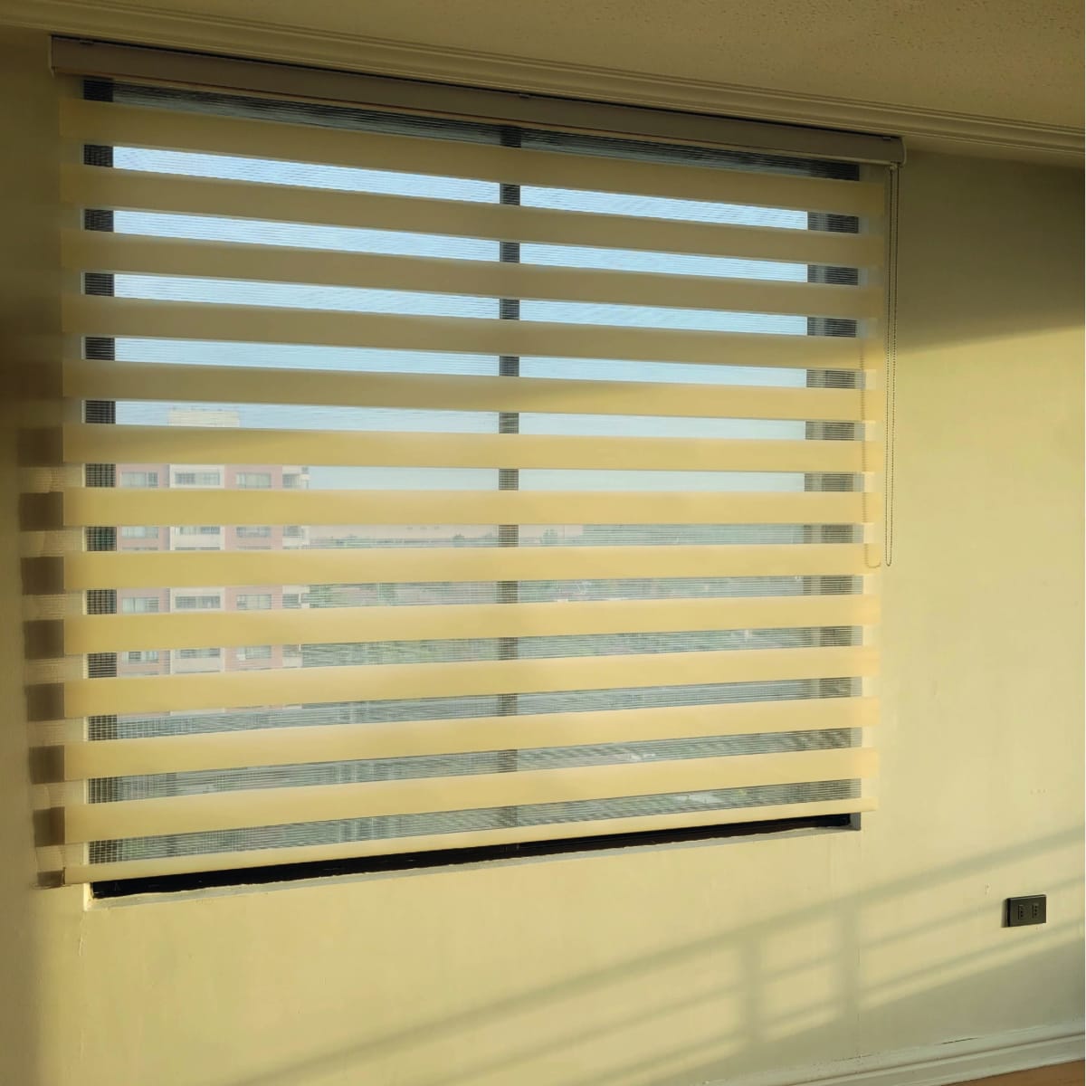 CORTINA ROLLER ZEBRA DIA-NOCHE BEIGE CON CENEFA6