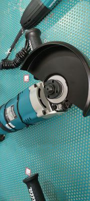 ESMERIL ANGULAR 7 180 MM. 2.400 W. 8.500 RPM. 6.0 KG. - GA7030. MAKITA.