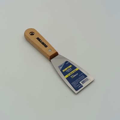 ESPATULA RIGIDA CON MANGO DE MADERA 2. -123082-SURTEK-74.