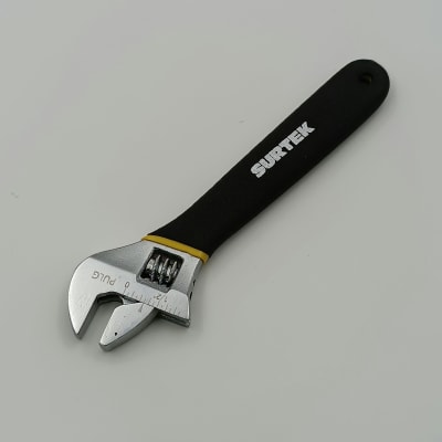 LLAVE AJUSTABLE CROMADA CON GRIP 6 506P - SURTEK-