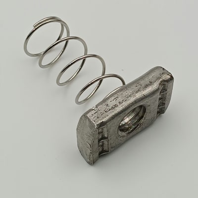 TUERCA RIEL CON RESORTE AISI 304 5/16-18 ESPESOR 6 MM.