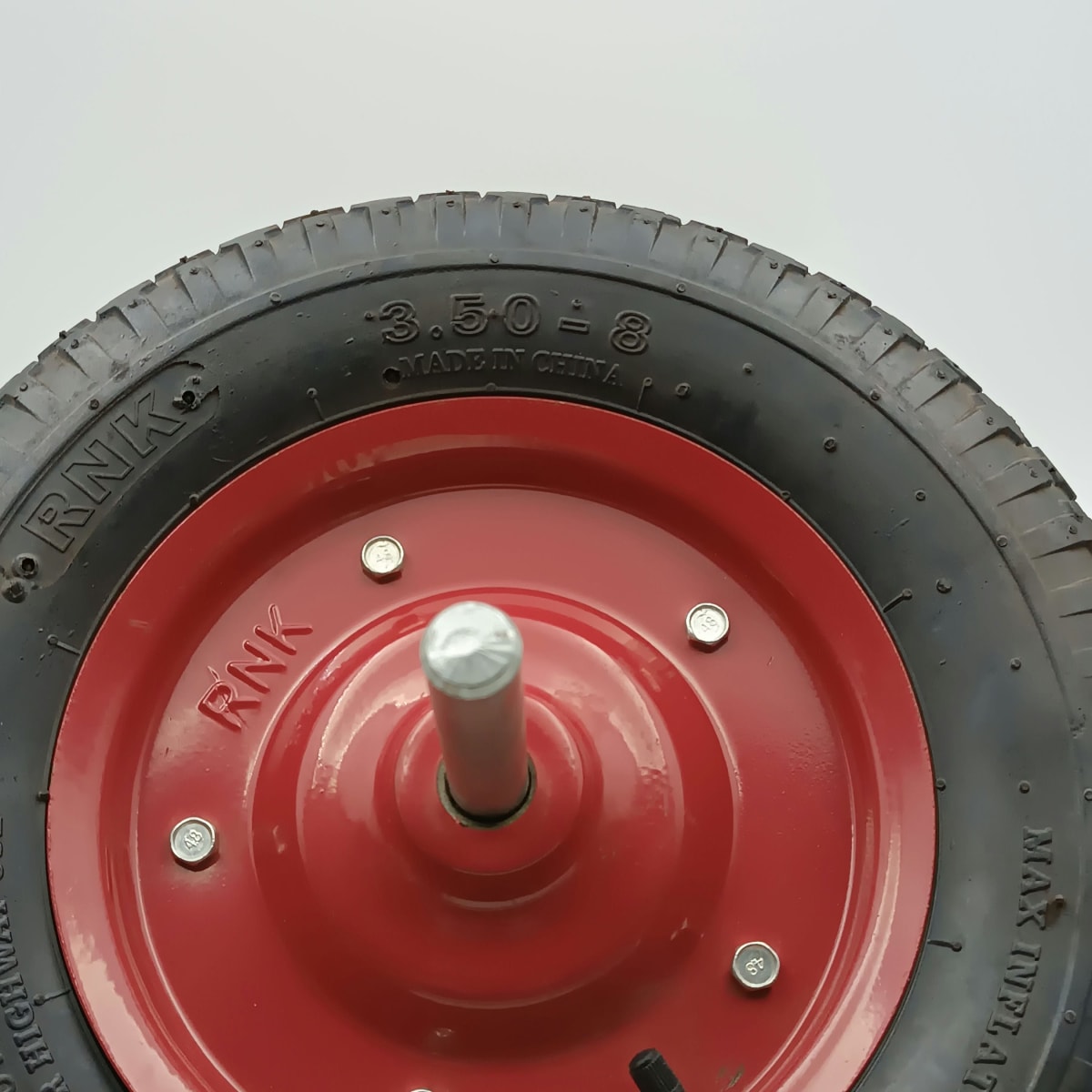 RUEDA DE CARRETILLA ROJA. 5 PERNOS. CON RODAMIENTOS. EJE CON GOLILLA SOLDADA. NEUMATICO 350 X 80 4P3