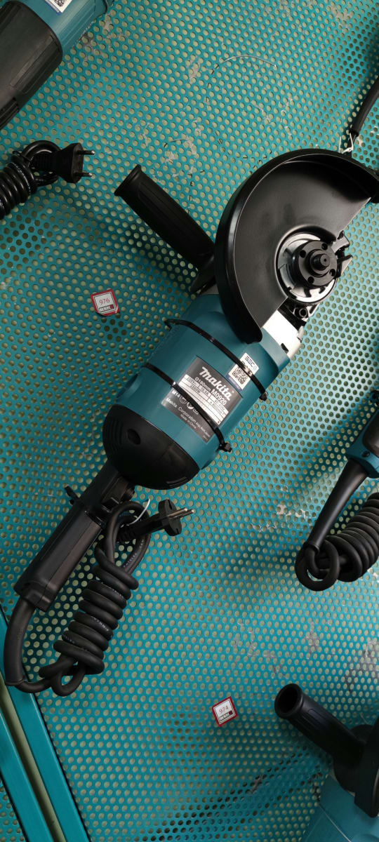 ESMERIL ANGULAR 7 180 MM. 2.200 W. 8.500 RPM. 5.0 KG. MAKITA MT - M0920B. 0