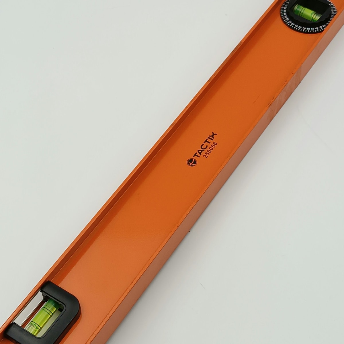 NIVEL ALUMINIO TIPO PULGADASI PULGADAS 900 MM.(36 PULGADAS) HORIZONTAL-VERTICAL 3 AGUAS TACTIX 2500562