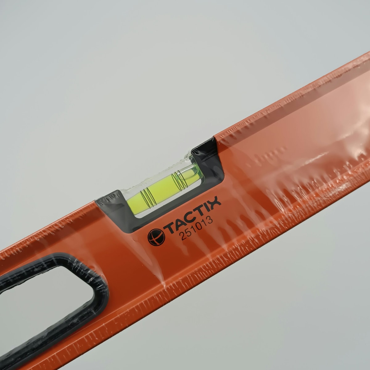 NIVEL TIPO CAJA METALICO 600 MM.(24 PULGADAS) HORIZONTAL-VERTICAL 3 AGUAS TACTIX 2510132