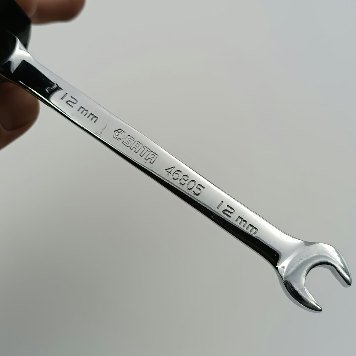 LLAVE COMBINADA CON CRIQUE CABEZA FLEX CON TRABA 12MM, 46805 SATA2