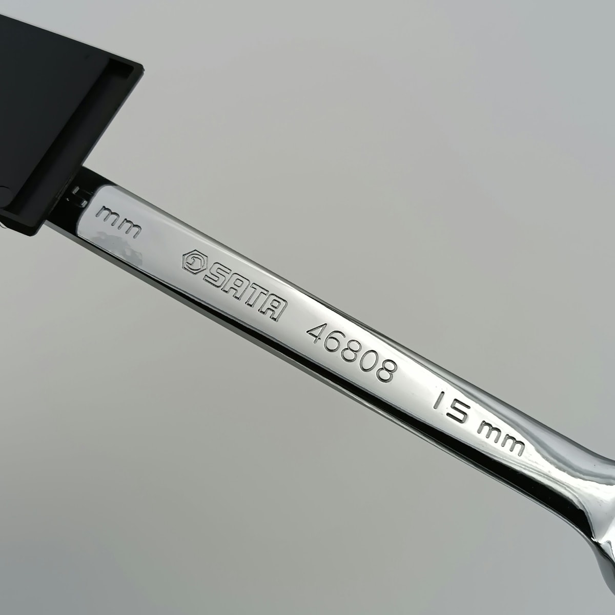 LLAVE COMBINADA CON CRIQUE CABEZA FLEX CON TRABA 15MM, 46808 SATA2