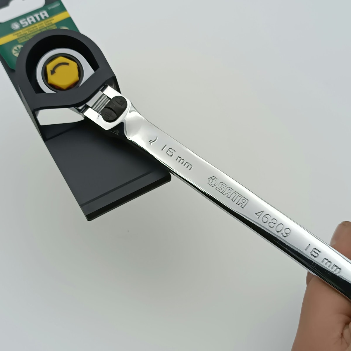 LLAVE COMBINADA CON CRIQUE CABEZA FLEX CON TRABA 16MM, 46809 SATA2