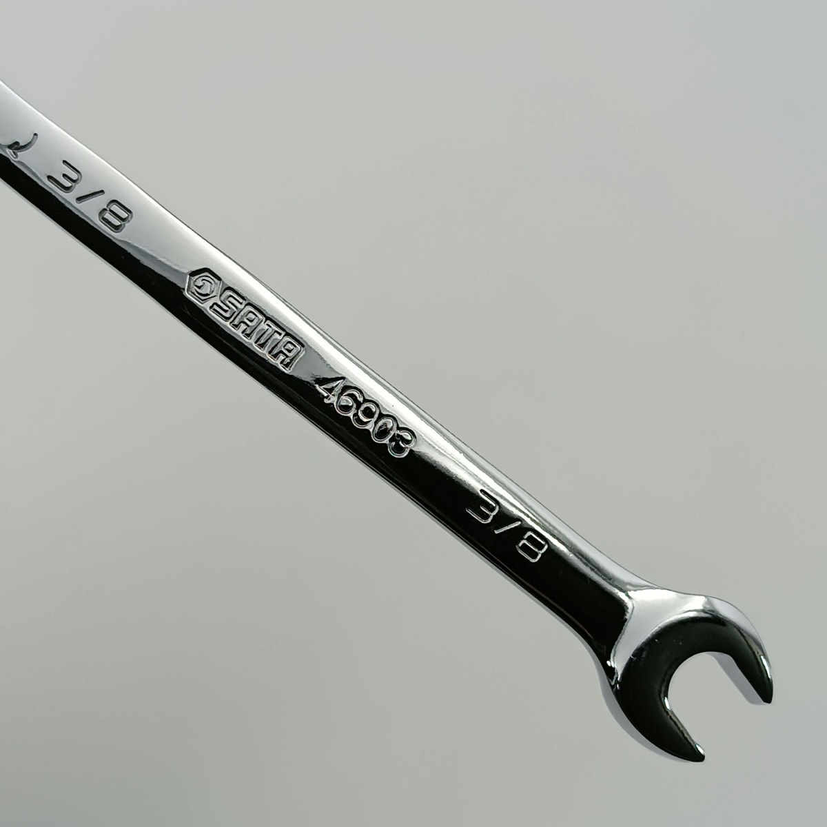 LLAVE COMBINADA CON CRIQUE CABEZA FLEX CON TRABA 3/8 SATA, 469032