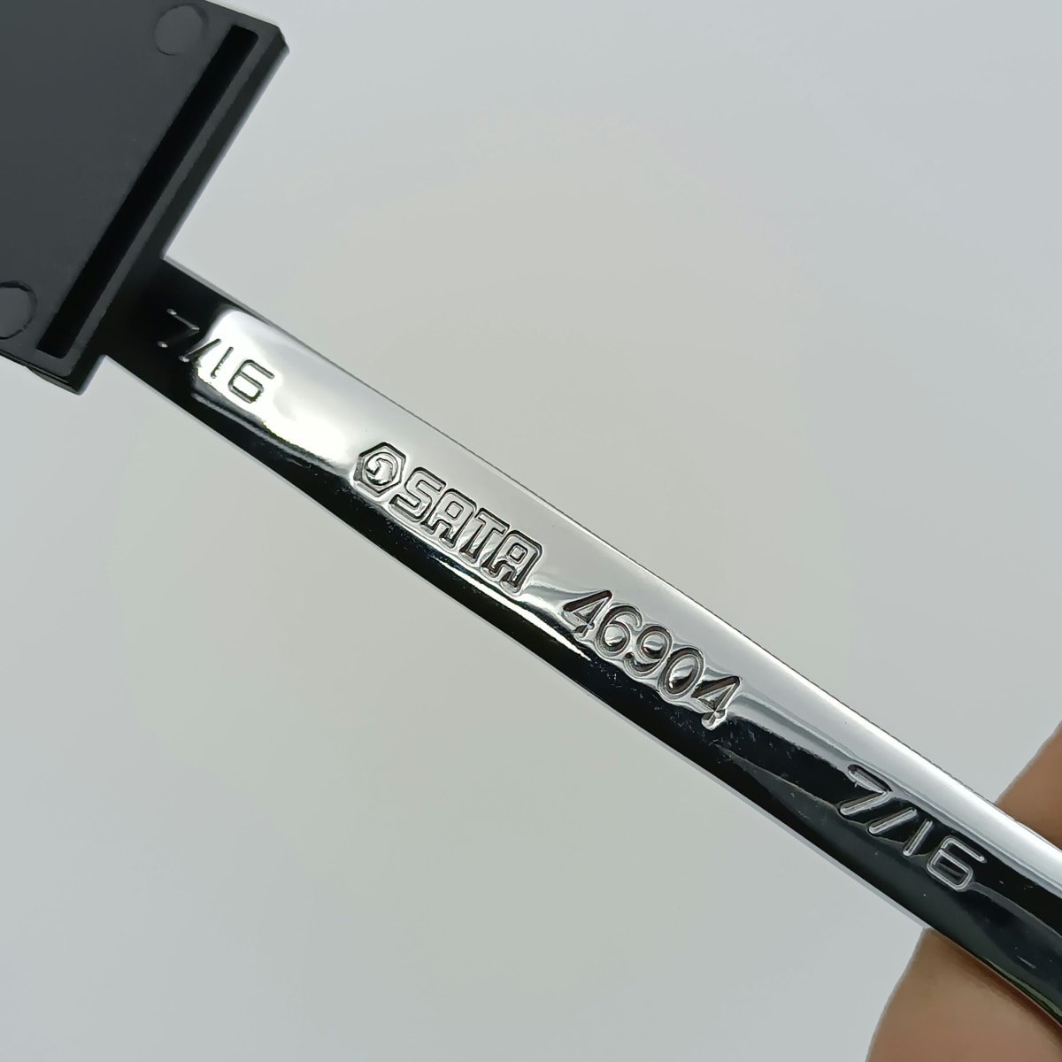 LLAVE COMBINADA CON CRIQUE CABEZA FLEX CON TRABA 7/16 SATA, 469042