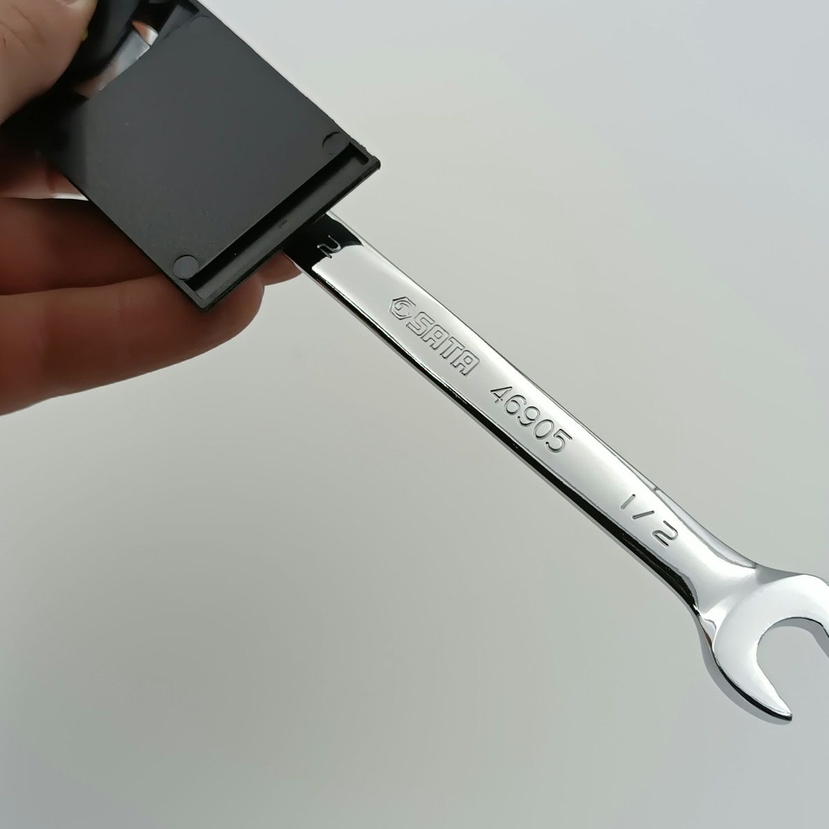 LLAVE COMBINADA CON CRIQUE CABEZA FLEX CON TRABA 1/2 SATA, 469052