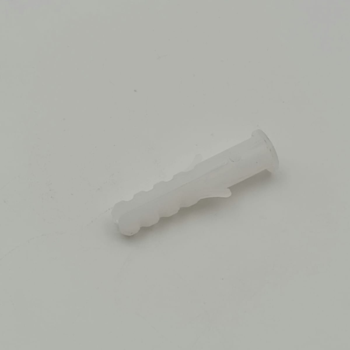TARUGO DE PLASTICO 6 X 30 MM.3