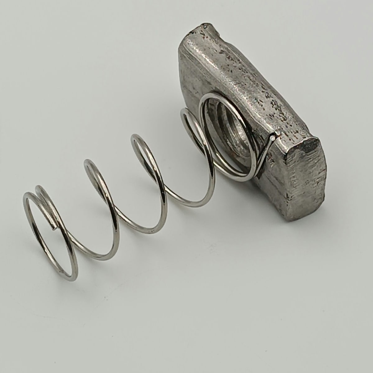 TUERCA RIEL CON RESORTE AISI 304 3/8-16 ESPESOR 9.2 MM.3