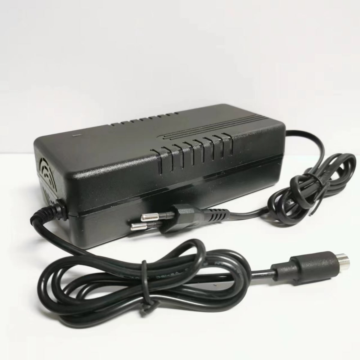Cargador Para Scooter Xiaomi 36V 2A Modelo Szyb-36-2000 Con Ventilador2