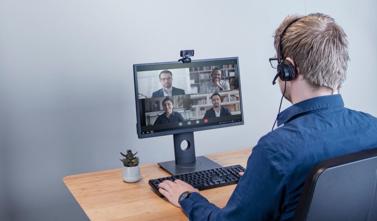 KIT HOME OFFICE 2 EN 1 TRUST DOBA AUDIFONOS + CÁMARA WEB 240363