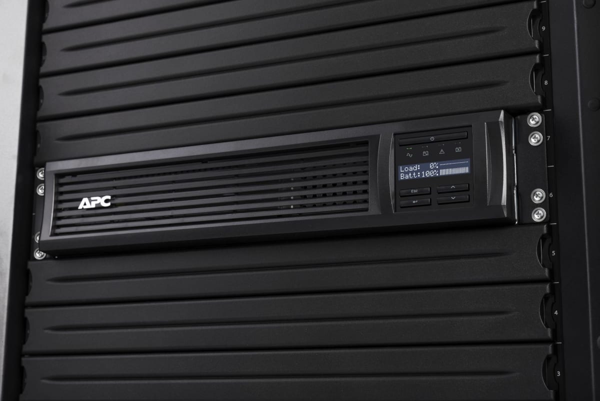 UPS APC SMART-UPS 2200VA 1980W LCD SMART CONNECT MONTAJE EN BASTIDOR RS-232 USB 9 SALIDAS5
