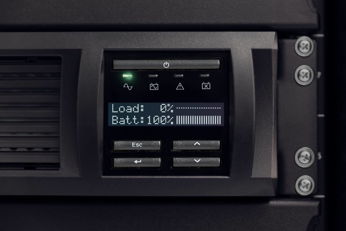 UPS APC SMART-UPS 2200VA 1980W LCD SMART CONNECT MONTAJE EN BASTIDOR RS-232 USB 9 SALIDAS4