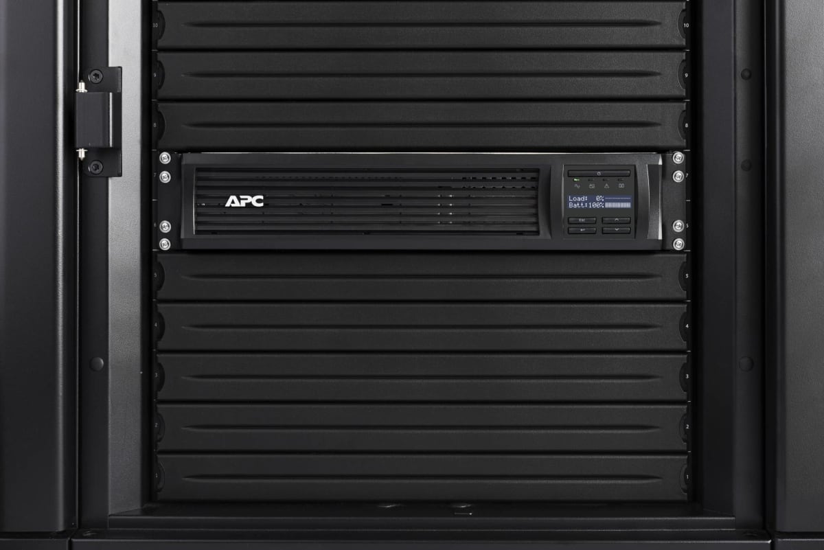 UPS APC SMART-UPS 2200VA 1980W LCD SMART CONNECT MONTAJE EN BASTIDOR RS-232 USB 9 SALIDAS3
