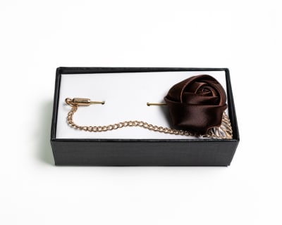 PIN SOLAPA FLOR CAFE