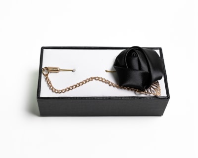 PIN SOLAPA FLOR NEGRO1