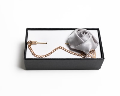 PIN SOLAPA FLOR GRIS