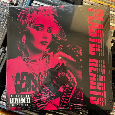 Miley Cyrus Plastic Hearts2