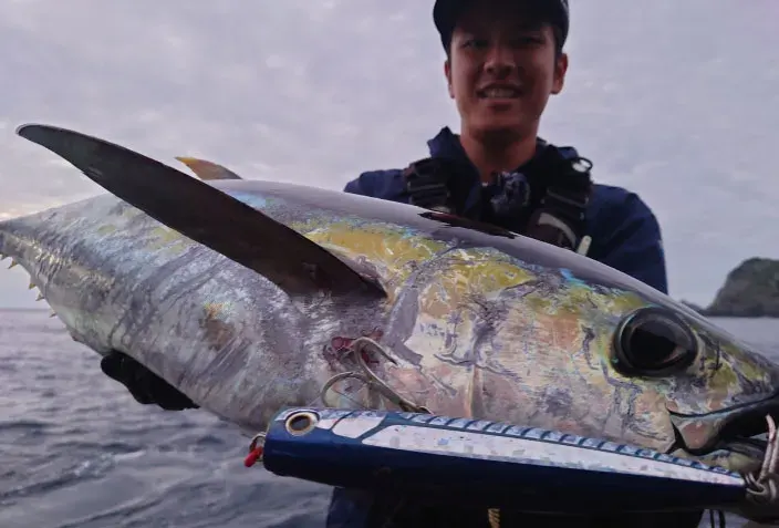 Captura de pesca deportiva con popper Maria Pop Queen