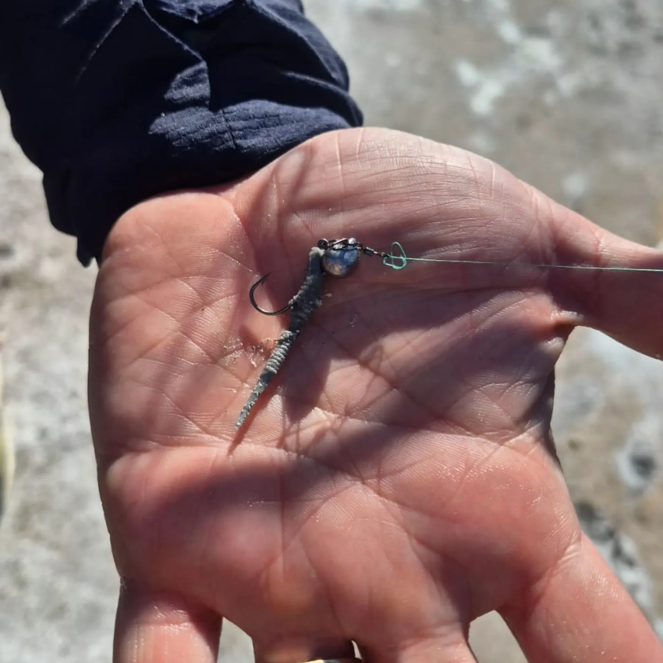 Señuelo blando EcoGear montado con una pequeña cabeza plomada para pesca de muelle