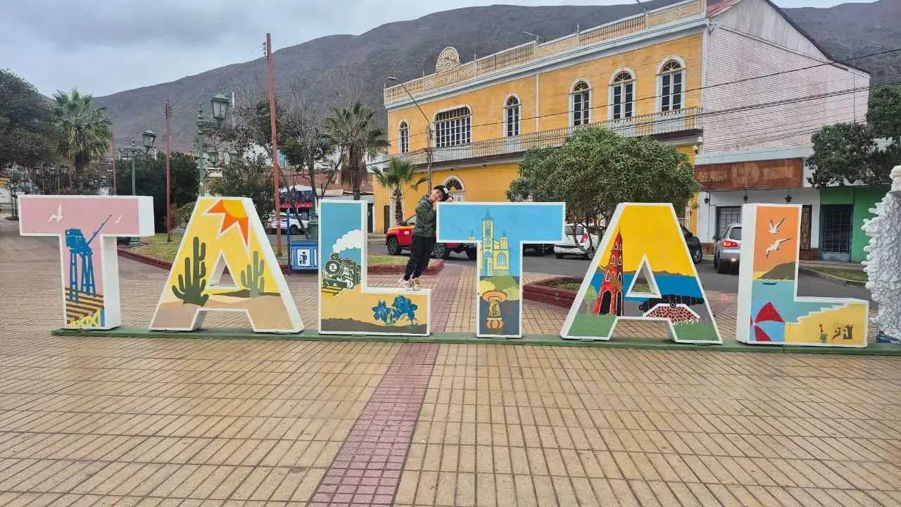 Familia junto al monumento con las letras de Taltal durante un viaje de pesca