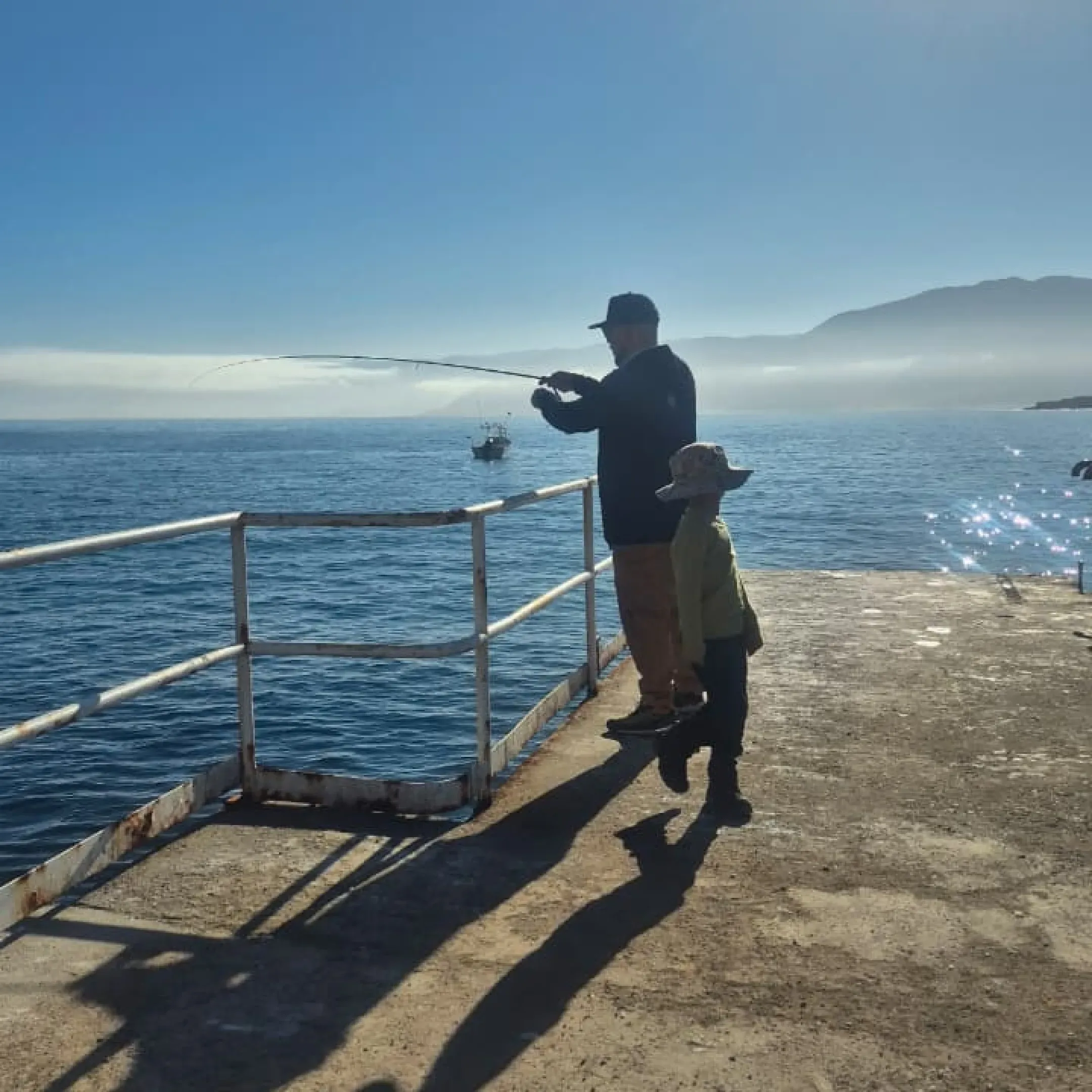 Pesca familiar desde el muelle de Taltal durante el atardecer