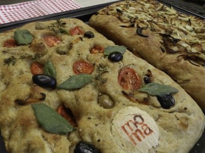 Focaccia Tomatitos Cherries, Aceitunas y Romero