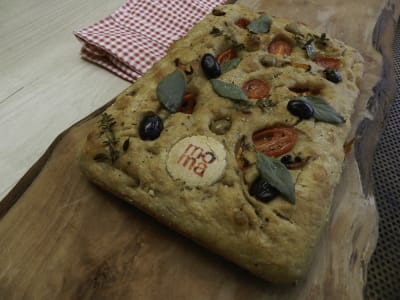 Focaccia Tomatitos Cherries, Aceitunas y Romero