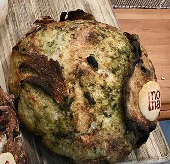 Pesto de Albahaca, Tomates y Aceitunas - Pan de Campo con Agregados