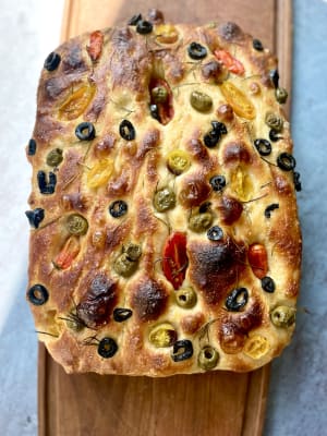 Focaccia Tomatitos Cherries, Aceitunas y Romero