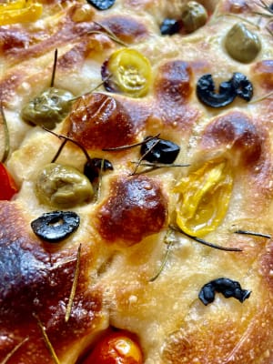 Focaccia Tomatitos Cherries, Aceitunas y Romero