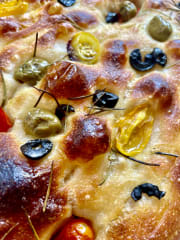 Focaccia Tomatitos Cherries, Aceitunas y Romero