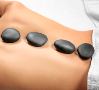 MASAJE CON PIEDRAS CALIENTES