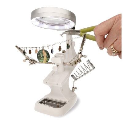 TERCERA MANO CON LED, ABRAZADERAS, LUPA Y PORTAHERRAMIENTAS