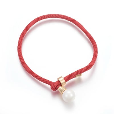 PULSERA AJUSTABLE CORDON ROJO CON PERLA 23CM