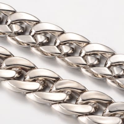 CADENA POR METRO ACRILICA PLATEADA CUBANA 24X17MM1