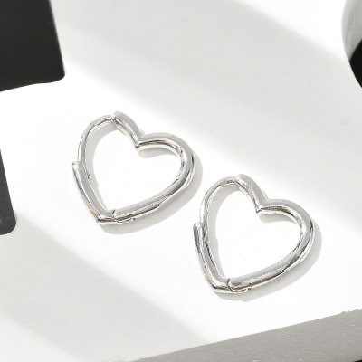 AROS LISTOS B/PLATINO HUGGIE CORAZON LISO 14X15MM