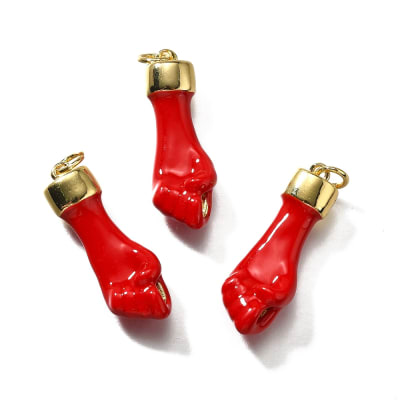 COLGANTE B/O PUÑO ESMALTADO ROJO DE PROTECCIÓN 27x9x6MM