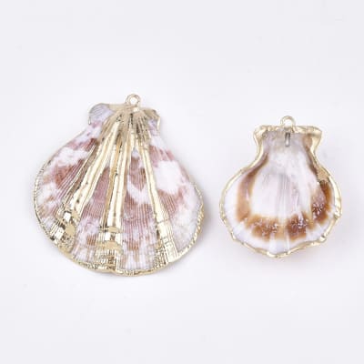 COLGANTE CONCHA DE MAR IRREGULARES CON FORNITURA DE HIERRO ELECTROCHAPADO APROX. 33 A 43MM2